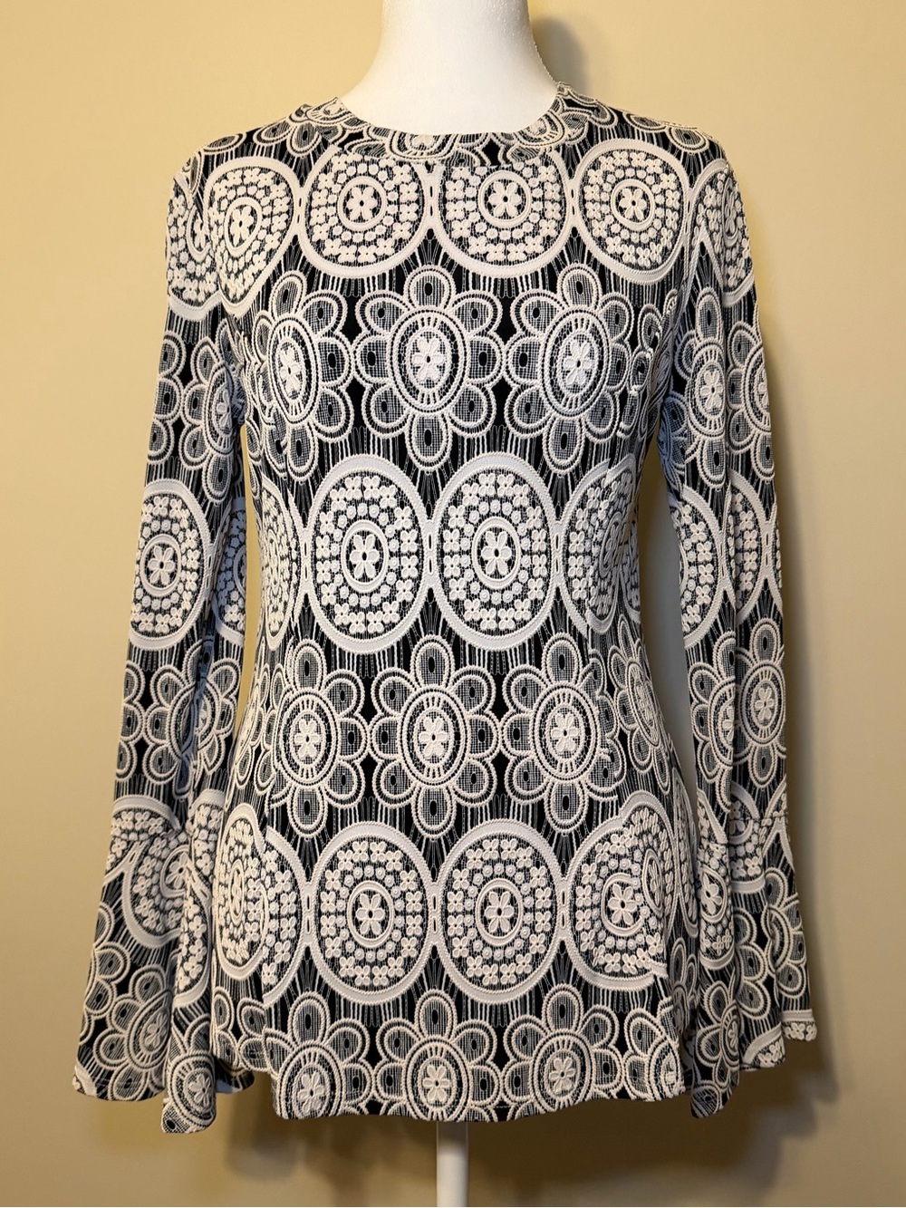 Joseph Ribkoff Shirt Womens Size 4 Black White Baroque Floral Artsy Cottagecore